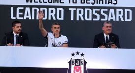 Leandro Trossard, Beşiktaş'a imzayı siyah-beyazlı taraftarların önünde attı